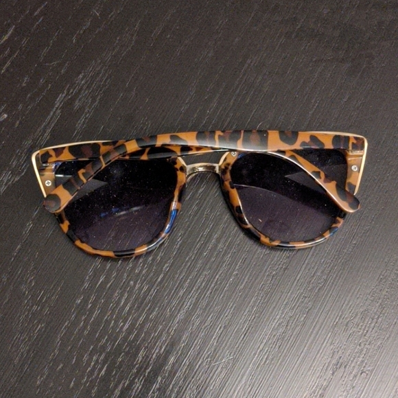 Leopard Frame Sunglasses - Picture 3 of 3
